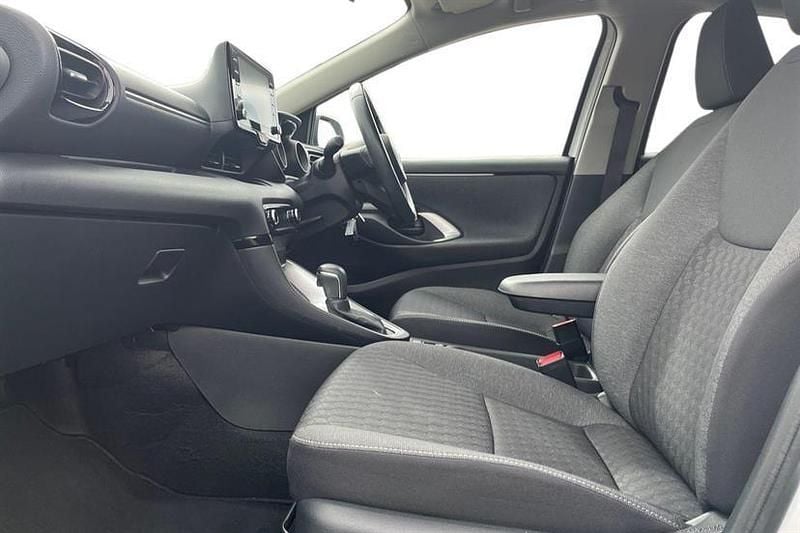 Used Toyota Yaris Hybrid Design 116 HP (85 kW) 2022 White Hatchback