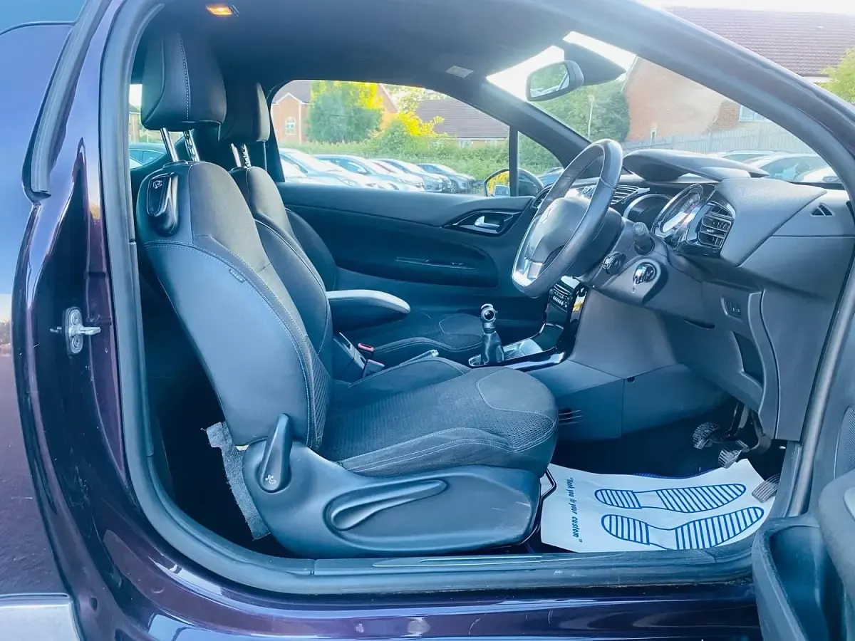 Used Citroën DS3 PureTech 110 HP (80 kW) 2015 Mauve/purple Hatchback