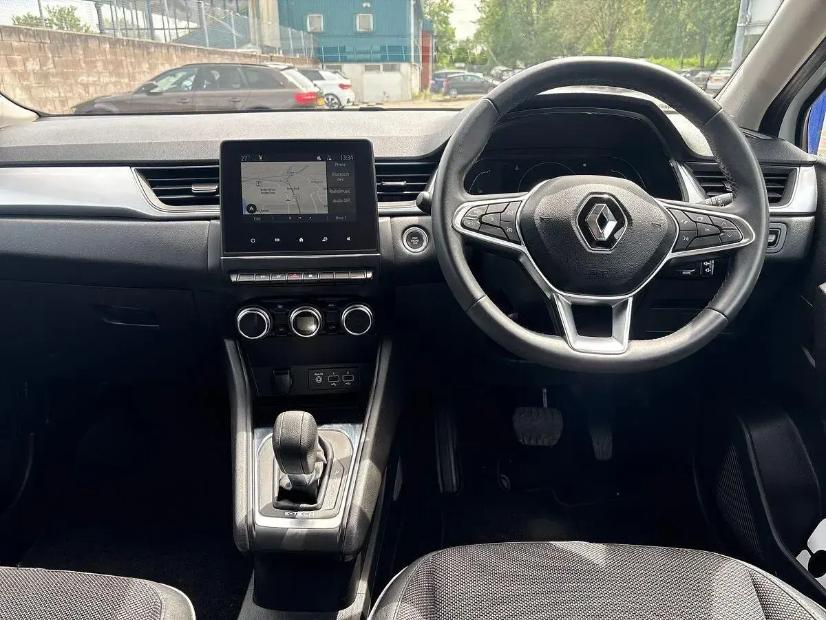 Used Renault Captur Techno 145 HP (106 kW) 2023 White/black SUV