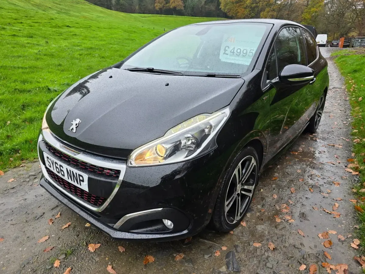 Begagnad Peugeot 208 GT-line 2016 Svart Halvkombi