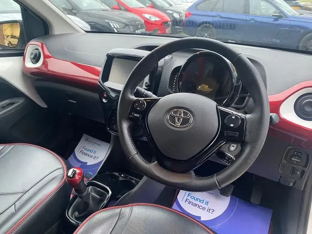Usado Toyota Aygo 68 CV (50 kW) 2018 Blanco Utilitario