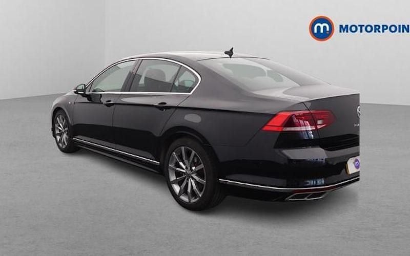 Usado VW Passat R-line 150 HP (110 kW) 2021 Preto Sedan