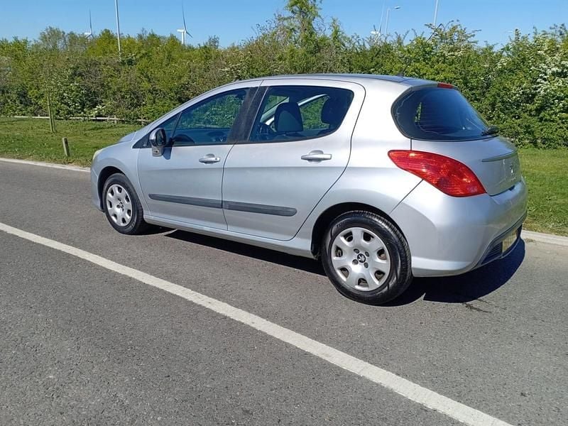Begagnad Peugeot 308 Access 92 HK (67 kW) 2011 Silver Halvkombi