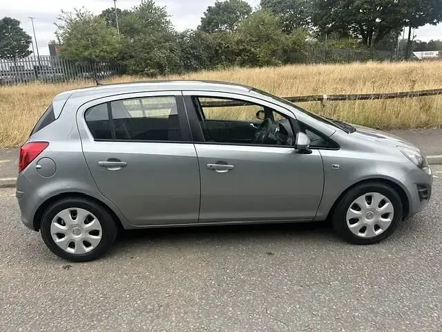 Used Vauxhall Corsa Design Edition 100 HP (73 kW) 2014 Silver Hatchback