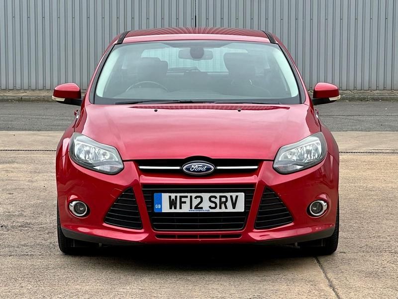 Used Ford Focus Titanium 125 HP (91 kW) 2012 Red Hatchback