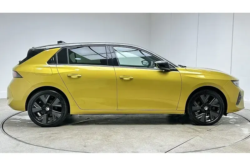 Used Vauxhall Astra 114 kW (156 HP) 2024 Electric yellow Hatchback