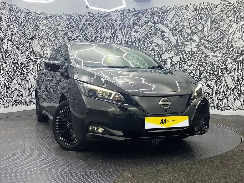 Begagnad Nissan Leaf N-Connecta 110 kW (150 HK) 2023 Svart Halvkombi