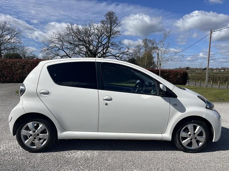 Begagnad Toyota Aygo 67 HK (49 kW) 2012 Vit Halvkombi