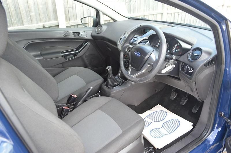 Usado Ford Fiesta Studio 82 HP (60 kW) 2015 Azul Citadino
