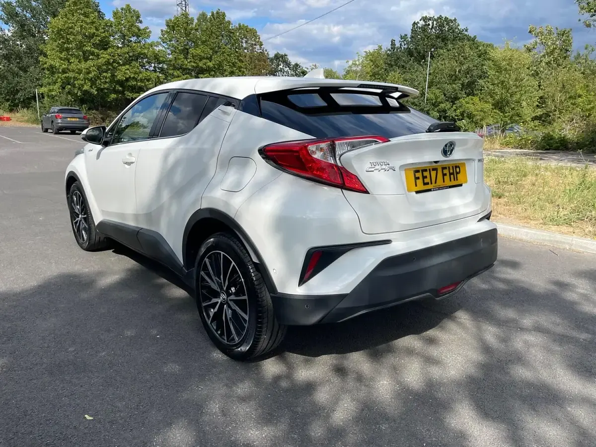 Used Toyota C-HR 122 HP (89 kW) 2017 White SUV