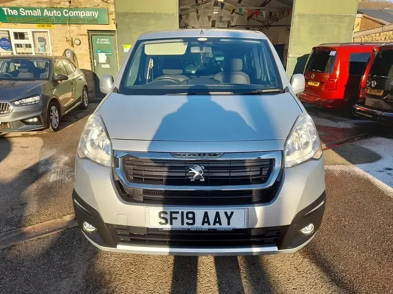 Second-hand Peugeot Partner Active 100 CP (73 kW) 2019 Argintiu Monovolum