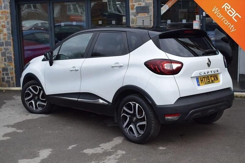 Used Renault Captur Iconic 90 HP (66 kW) 2019 White/black SUV