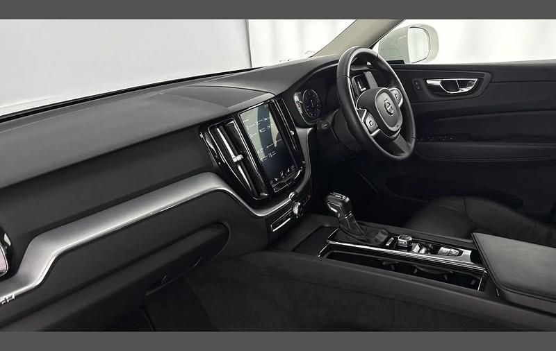 Used Volvo XC60 Momentum 187 HP (137 kW) 2019 White SUV