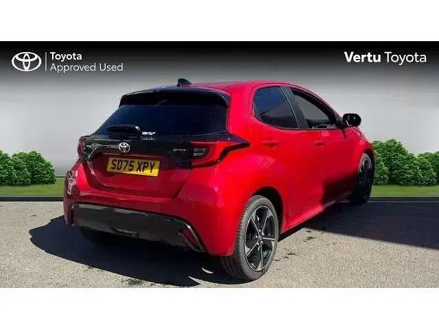 Begagnad Toyota Yaris Hybrid 131 HK (96 kW) 2025 Halvkombi