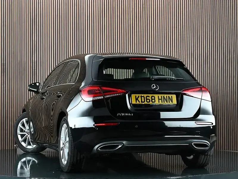Begagnad Mercedes A180 Executive 2019 Svart Halvkombi