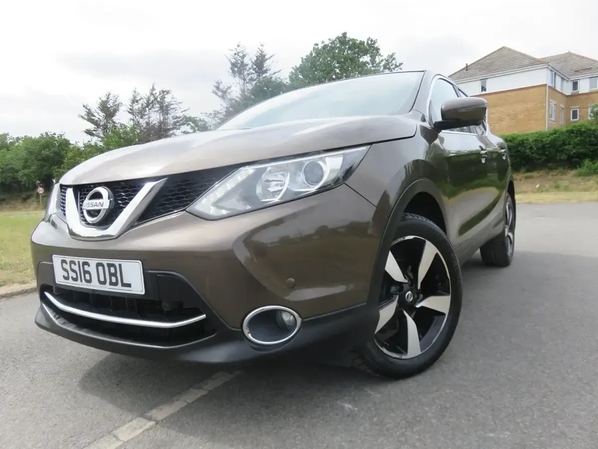 Used Nissan Qashqai N-Connecta 115 HP (84 kW) 2016 Bronze SUV