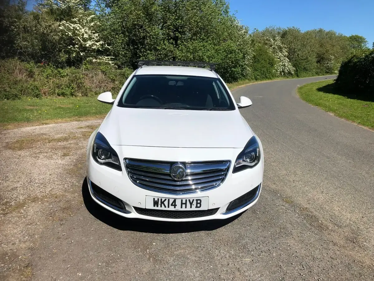 Second-hand Vauxhall Insignia Design Edition 140 CP (102 kW) 2014 Alb Break