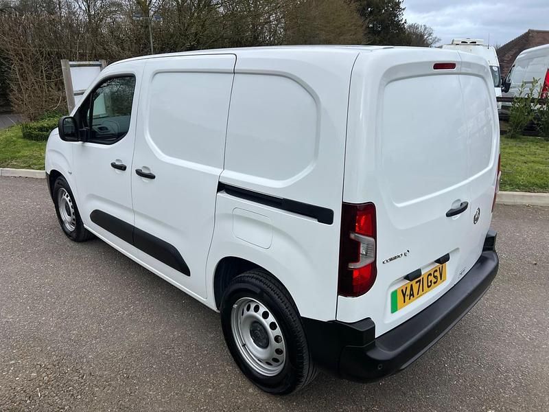 Used Vauxhall Combo 100 kW (136 HP) 2022 White MPV