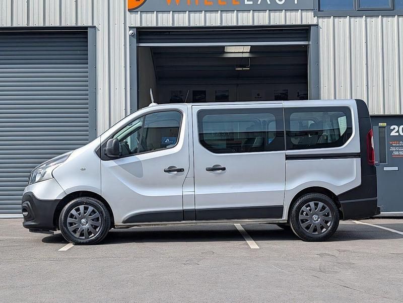 Usado Renault Trafic Business 2015 Prateado Monovolume