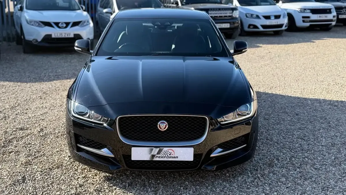 Usado Jaguar XE R-Sport 200 HP (147 kW) 2018 Preto Sedan