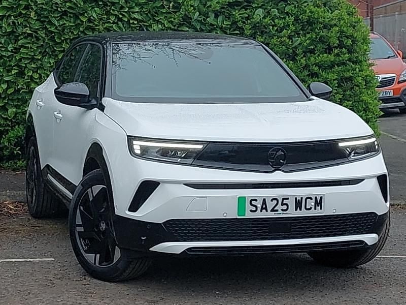 Brilliant paint arctic white New 2025 Vauxhall Mokka Ultimate SUV | £22,998 (Fair price) - Image 1/4