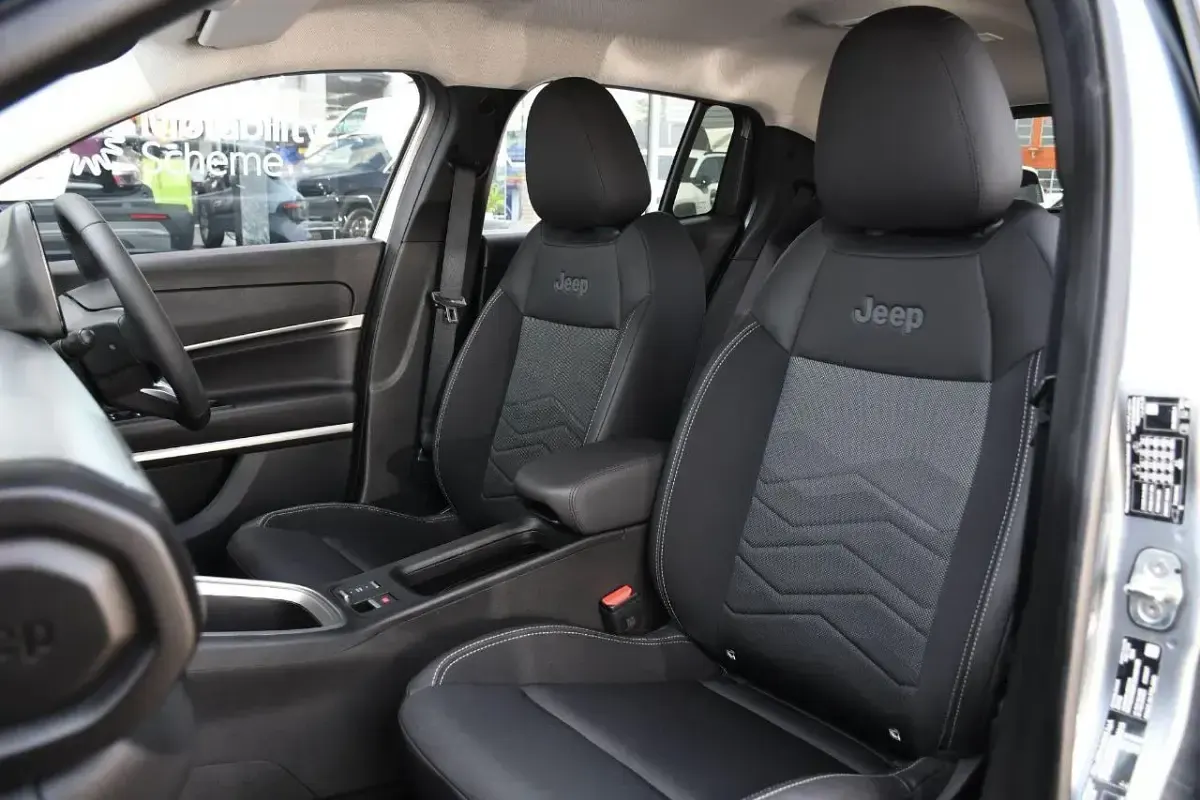 Used Jeep Avenger EV Summit 113 kW (154 HP) 2024 Grey SUV