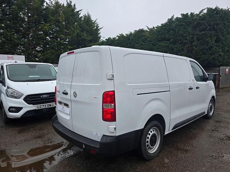 Used Vauxhall Vivaro S 100 HP (73 kW) 2023 White MPV