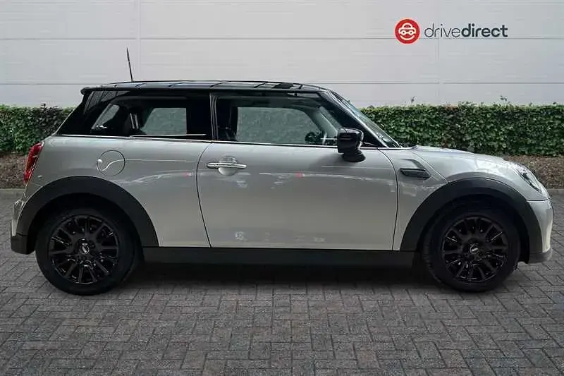 Begagnad Mini Cooper Classic 136 HK (100 kW) 2023 Silver Halvkombi