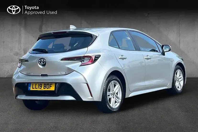 Used Toyota Corolla 120 HP (88 kW) 2019 Sterling silver Hatchback