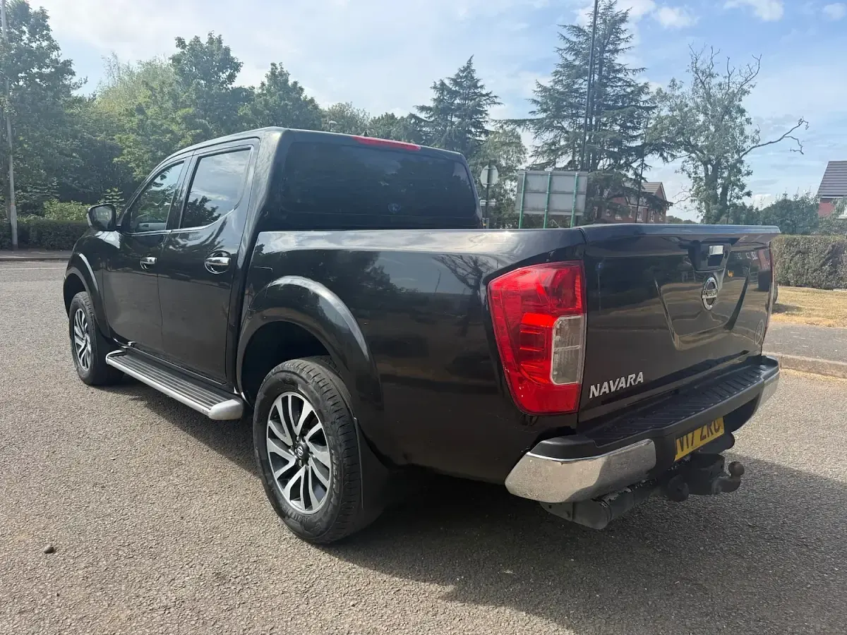 Used Nissan Navara N-Connecta 190 HP (139 kW) 2017 Black Pickup