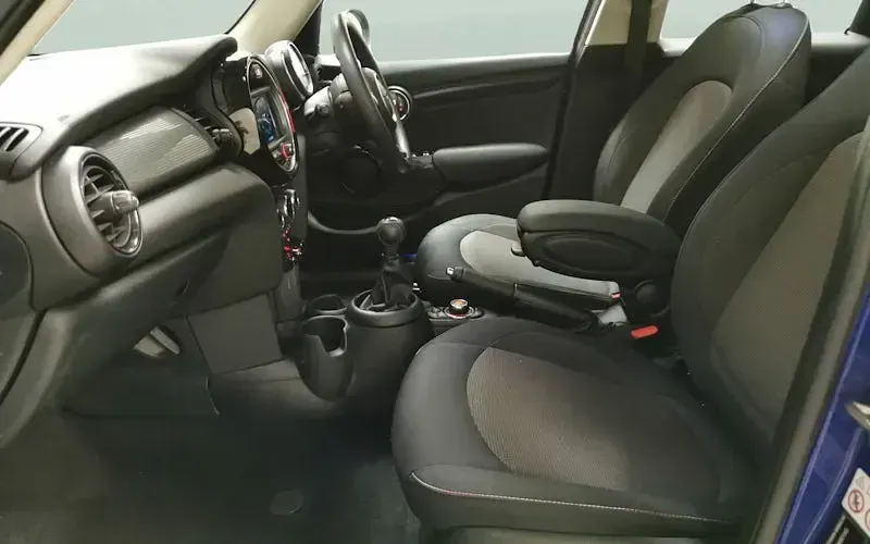 Usado Mini Cooper Classic 136 HP (100 kW) 2020 Azul Citadino