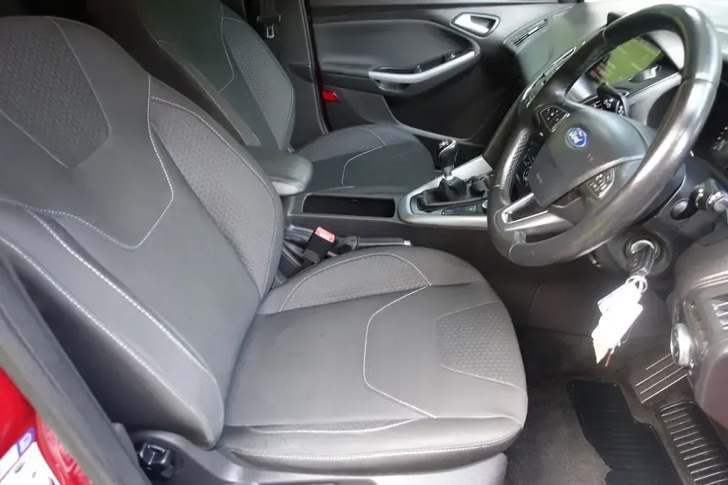 Used Ford Focus Zetec 120 HP (88 kW) 2015 Red Estate