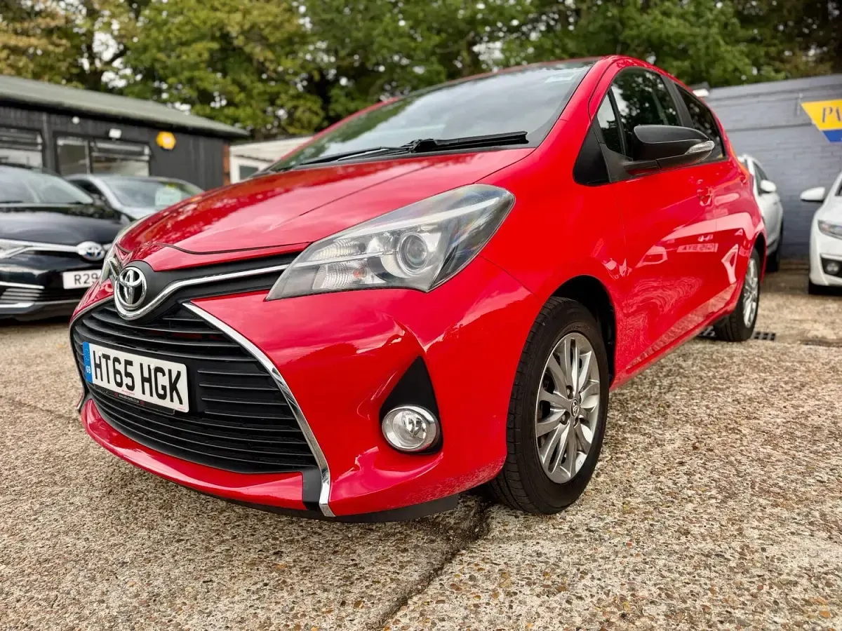 Used Toyota Yaris 99 HP (72 kW) 2016 Red Hatchback