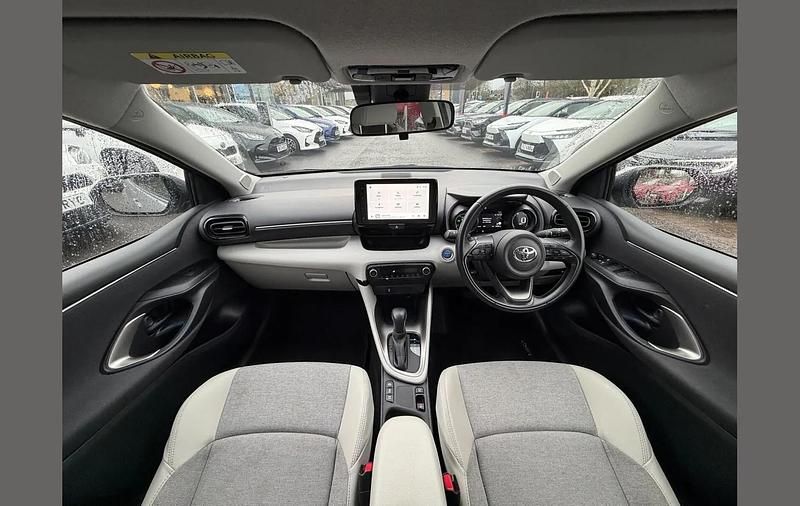 Used Toyota Yaris Hybrid 113 HP (83 kW) 2022 Silver Hatchback
