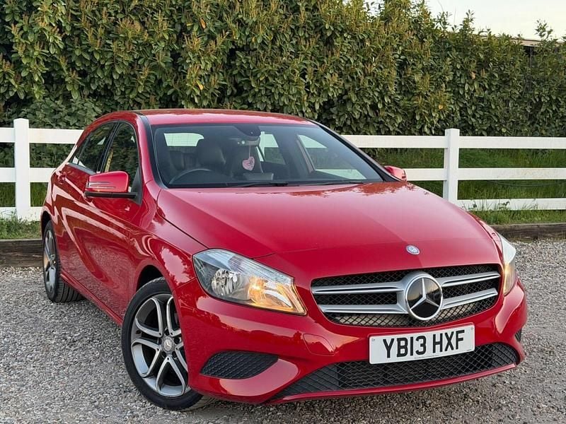 Begagnad Mercedes A180 2013 Röd Halvkombi