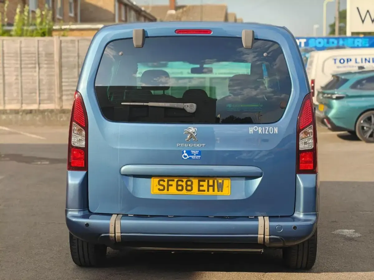 Used Peugeot TePee Allure 98 HP (72 kW) 2018 Blue MPV
