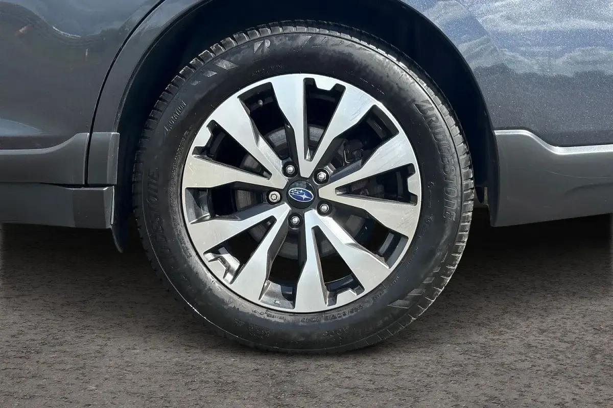 Usado Subaru Outback Premium 175 CV (128 kW) 2017 Gris Familiar