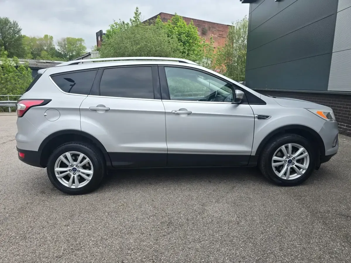 Usado Ford Kuga Zetec 120 HP (88 kW) 2017 Prateado SUV