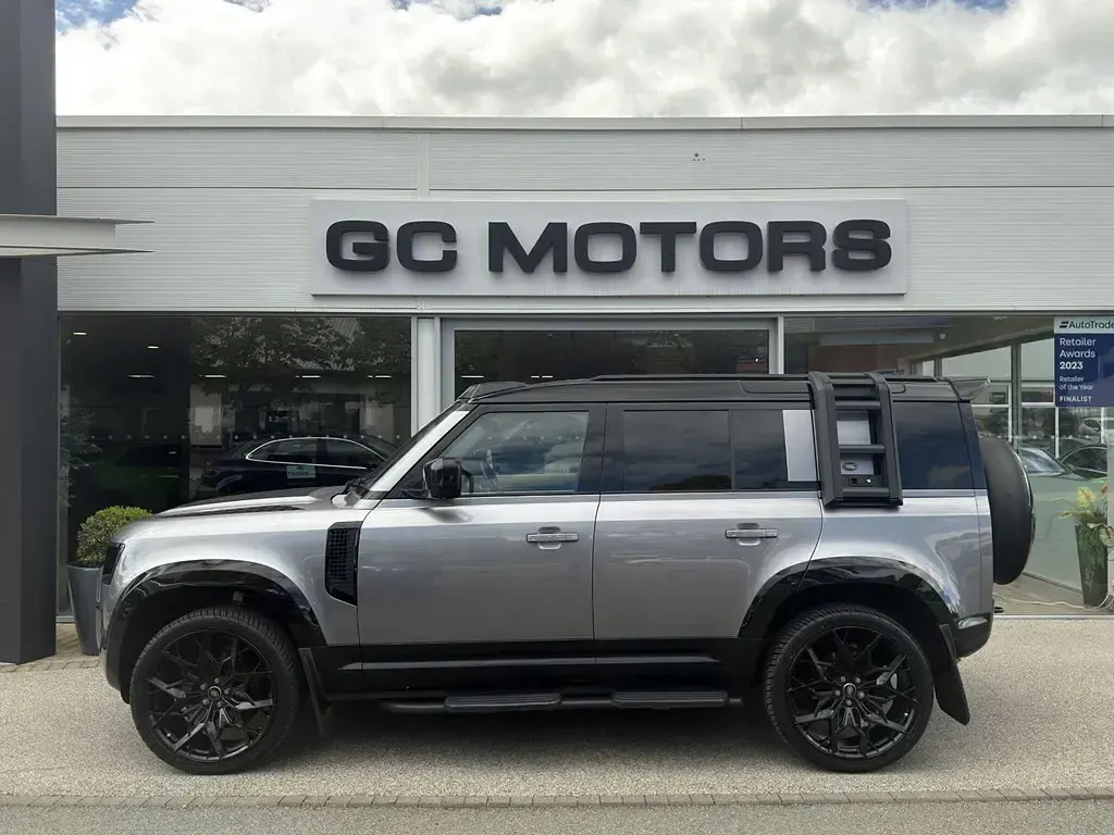 Usado Land Rover Defender HSE Dynamic 300 HP (220 kW) 2024 Cinzento SUV