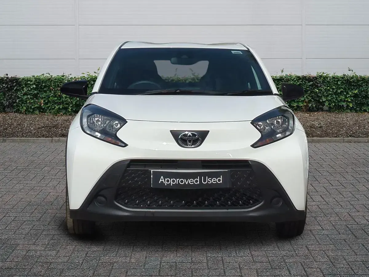 Used Toyota Aygo X PURE 72 HP (52 kW) 2024 White SUV