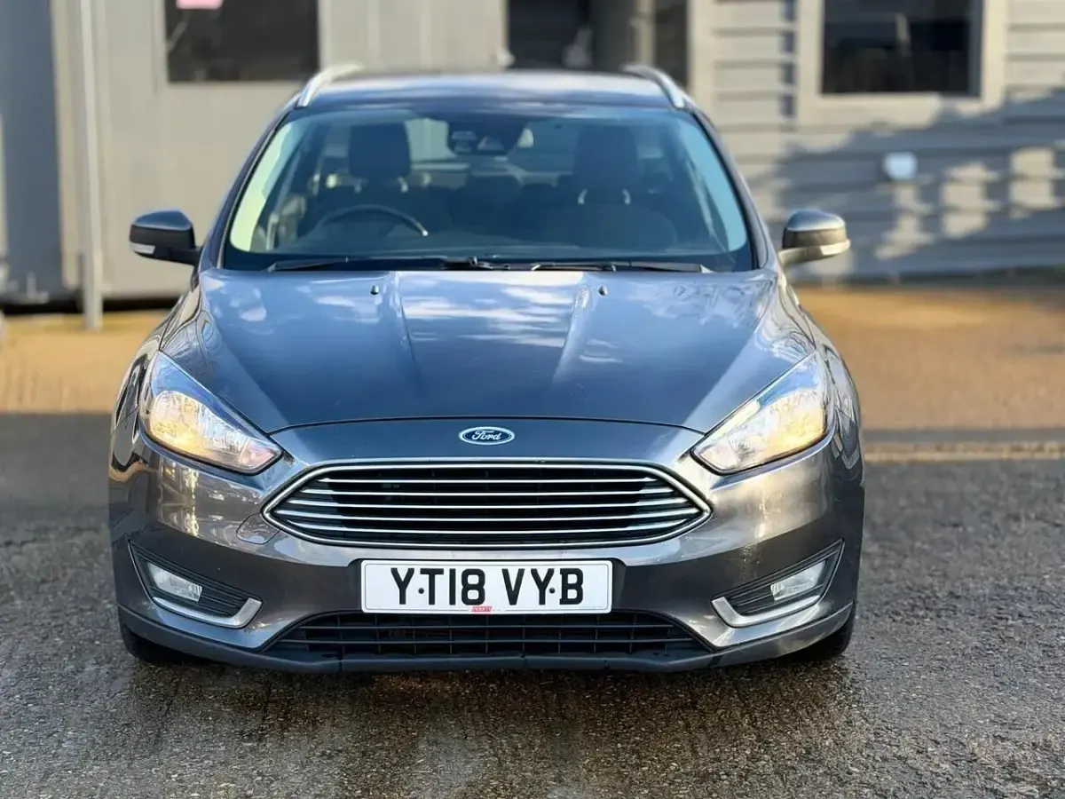 Usado Ford Focus Titanium 120 HP (88 kW) 2017 Cinzento Carrinha