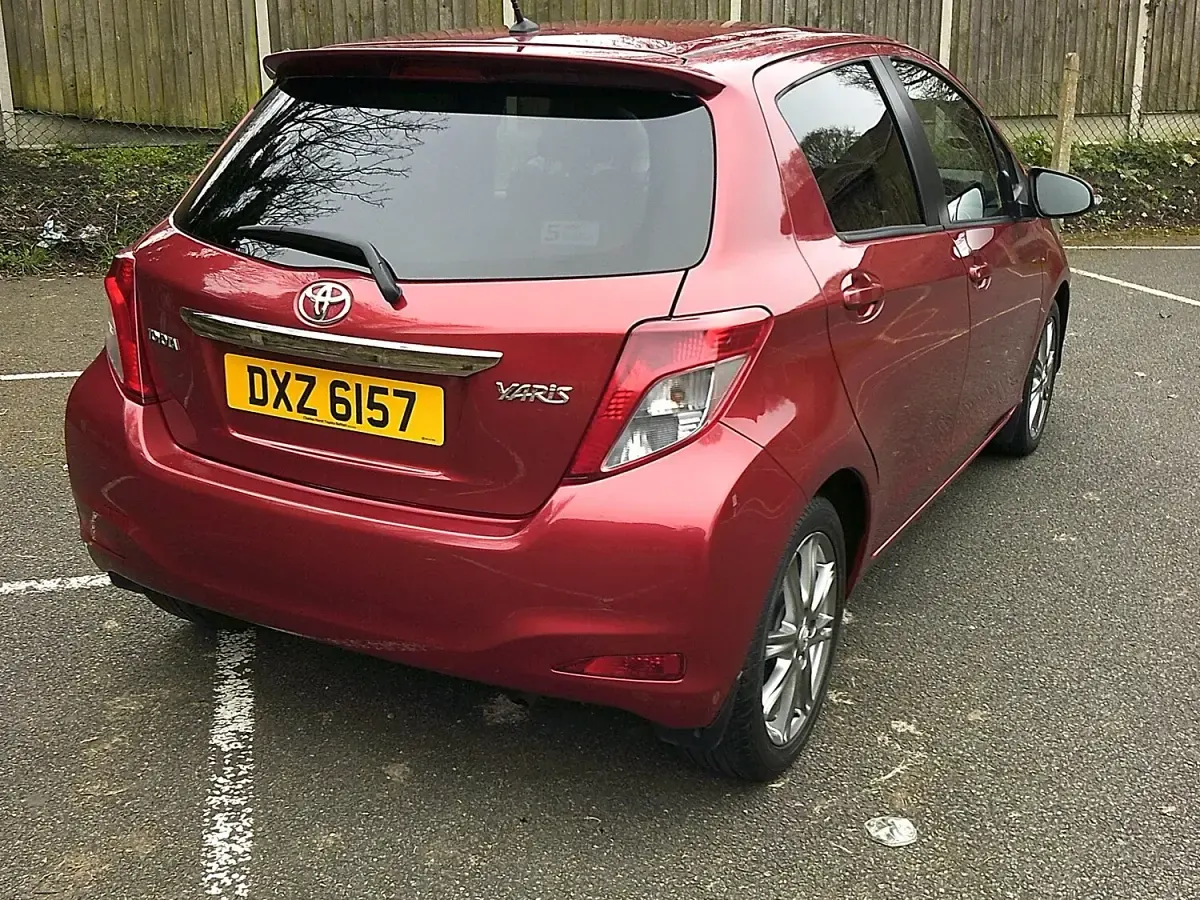 Used Toyota Yaris Multidrive S 99 HP (72 kW) 2013 Red Hatchback