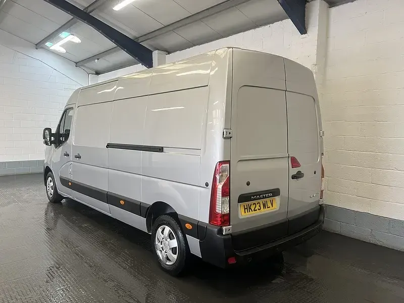 Used Renault Master Business 135 HP (99 kW) 2023 Grey MPV