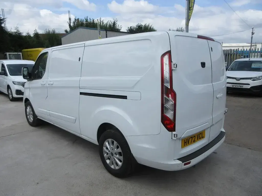 Used Ford Transit Custom Limited 130 HP (95 kW) 2022 White Van