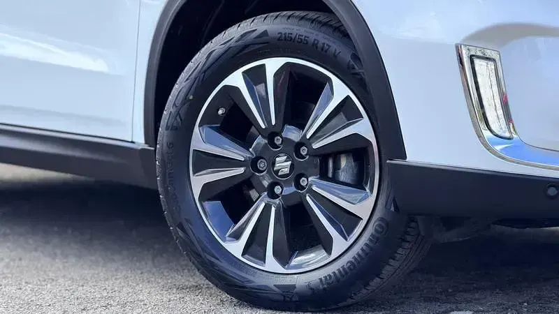 Używany Suzuki Vitara SZ5 115 KM (84 kW) 2024 Biały SUV