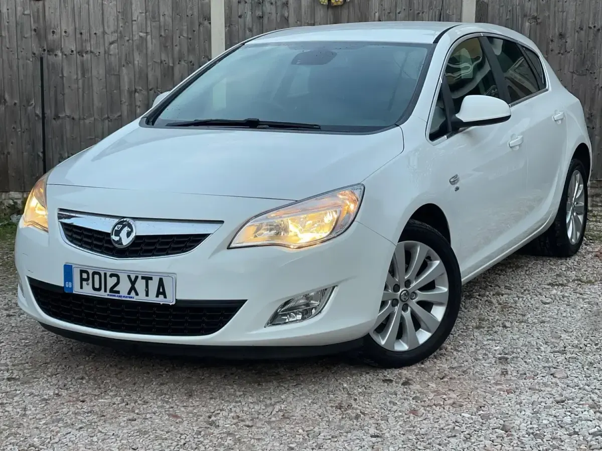 Second-hand Vauxhall Astra Elite 2012 Alb Hatchback