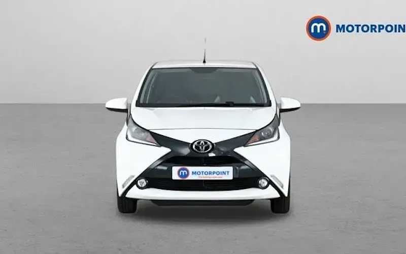 Used Toyota Aygo x-style 69 HP (50 kW) 2018 White Hatchback