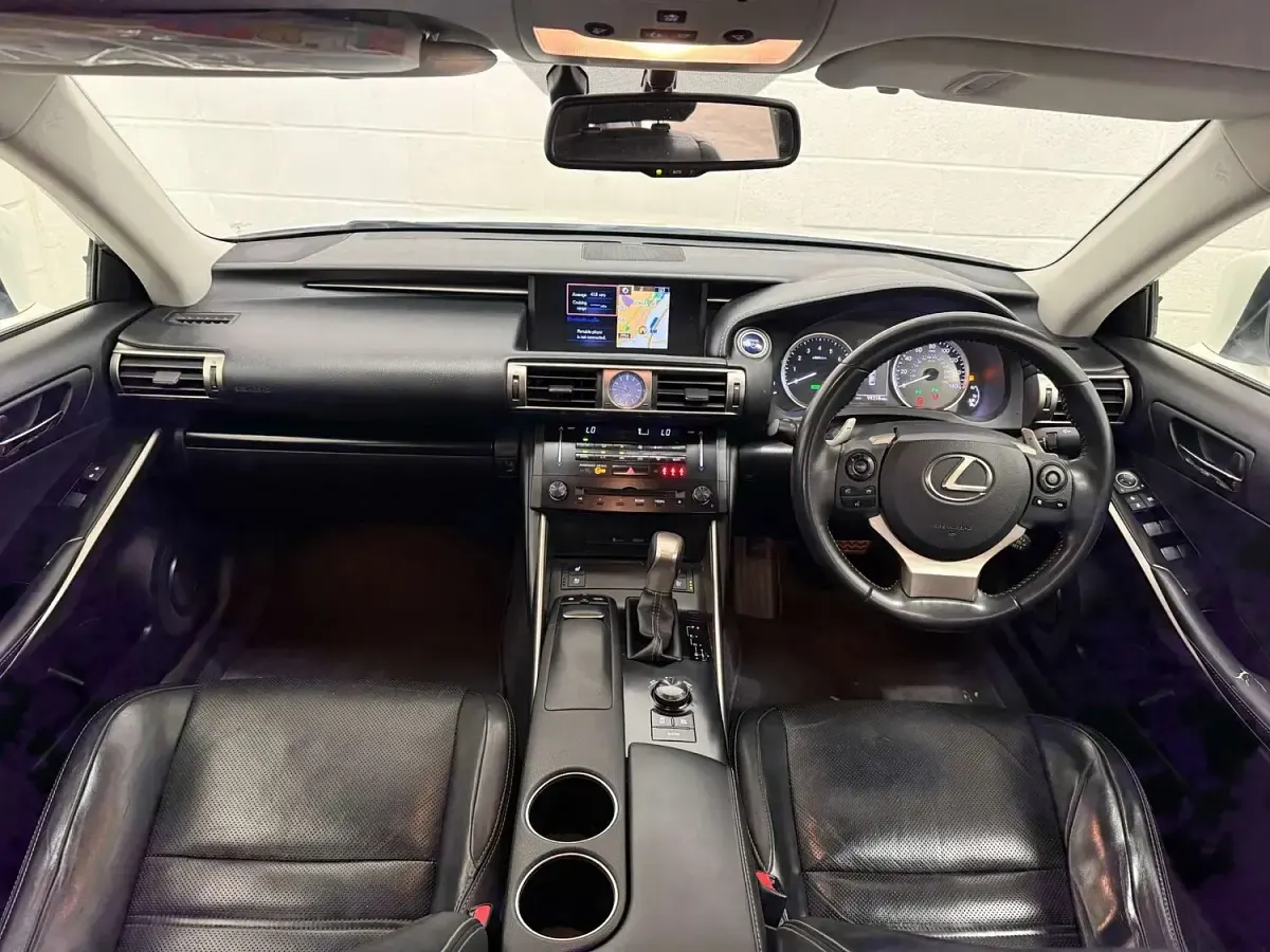Used Lexus IS300h Luxury Line 223 HP (164 kW) 2014 White Sedan