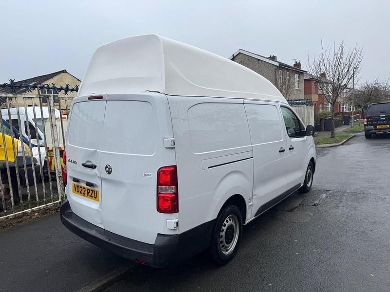 Second-hand Vauxhall Vivaro 100 CP (73 kW) 2023 Alb Monovolum