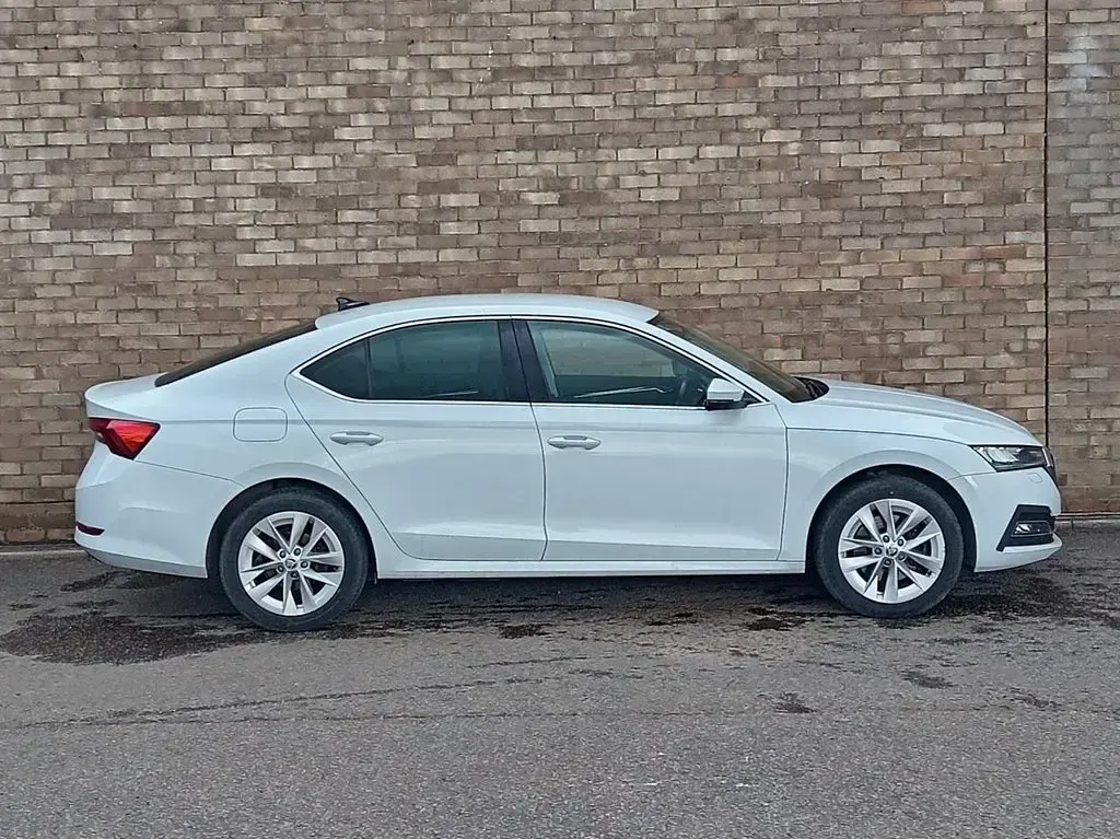 Used Skoda Octavia SE L 204 HP (150 kW) 2021 White Hatchback